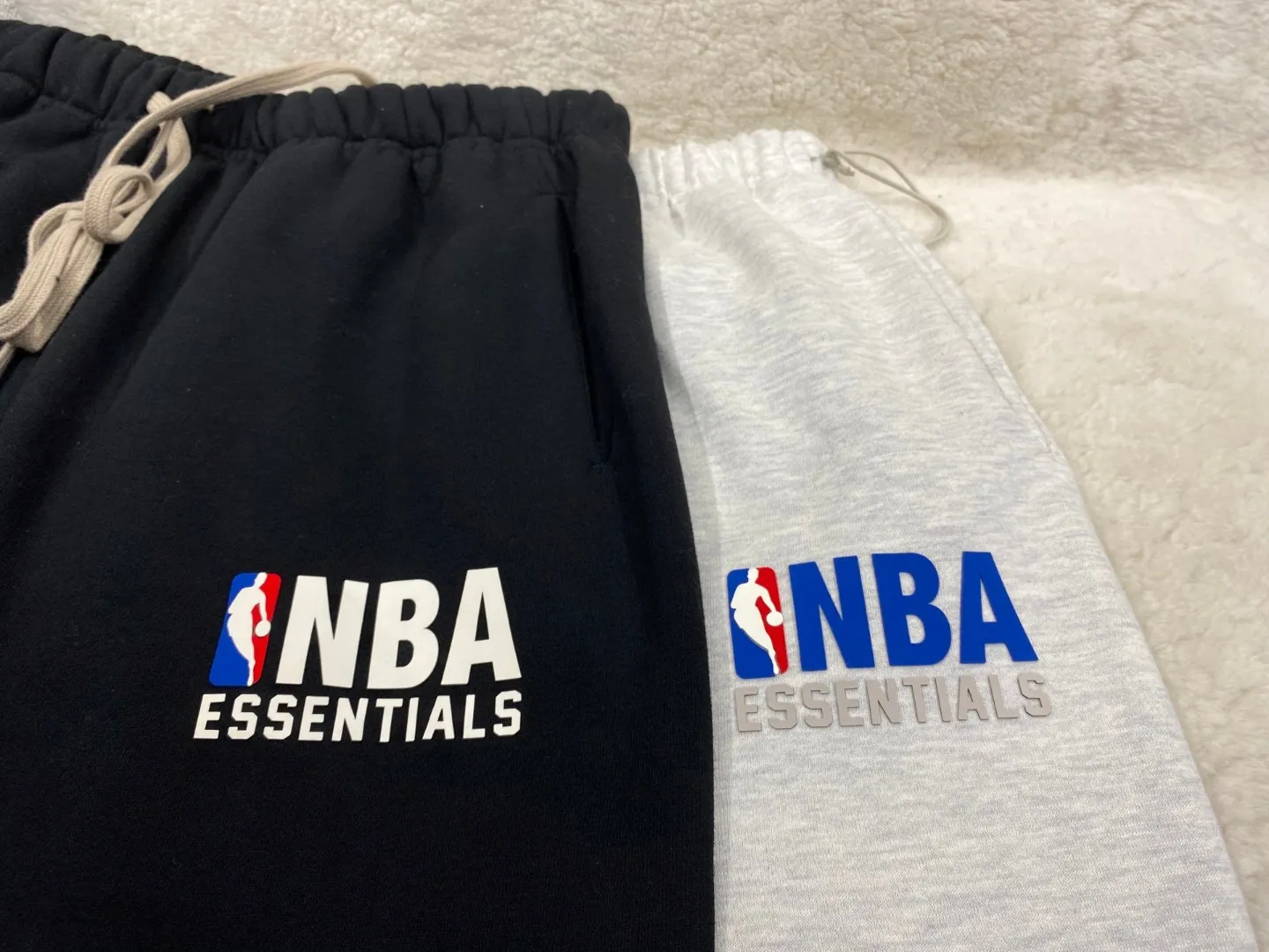 130 ESSENTIALS co-branded NBA All-Star velvet straight-leg trousers for men and women. Same Style: If you are a person who pursues trends and loves basketball culture, then this FEAR OF GOD FOG multi-line ESSENTIALS co-branded NBA All-Star velvet straight-leg trousers is definitely your best choice. It is not only a pair of pants, but also an attitude, an expression of love for basketball, and a pursuit of trendy life. The shape of these trousers is unparalleled. The straight cut is neat and elegant. It doesn't matter your figure. No matter you are tall, slender or strong and stylish, you can easily control it. Put it on, and you will instantly have straight and long legs, and an aura of 2.8 meters. From the streets of bustling cities to the hormonal sidelines of basketball courts, it is a fashionable tool for you to express your personality. In the choice of fabrics, the brand's consistent high quality is continued. The design with velvet lining can protect you from the cold wind in spring and autumn. It seems to have a warm barrier that isolates the cold from the outside, allowing you to enjoy the trend while keeping your body warm and comfortable. The outer material is crisp and stylish, not easily deformed, and can still maintain good texture after repeated wear and washing. It is a trendy item that can withstand the test of time. Meteorite black, light fog gray: S M L
